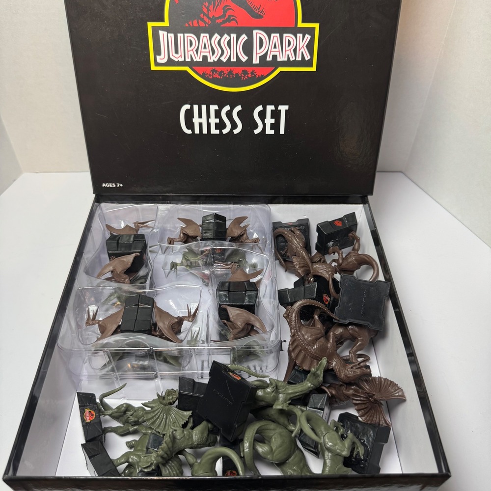 Jurassic Park Chess Set Noble Collection Dinosaur Board Game Ages 7+ COMPLETE - Picture 4 of 12